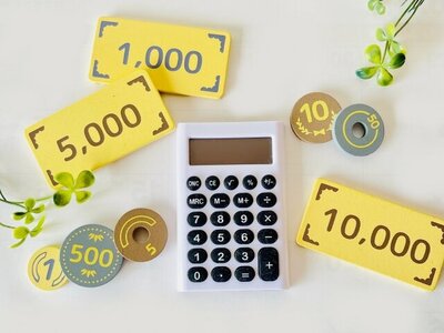 お金と電卓（イメージ）